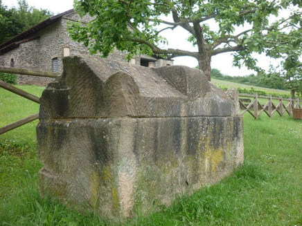 Steinerner Sarkophag vor der Römischen Villa